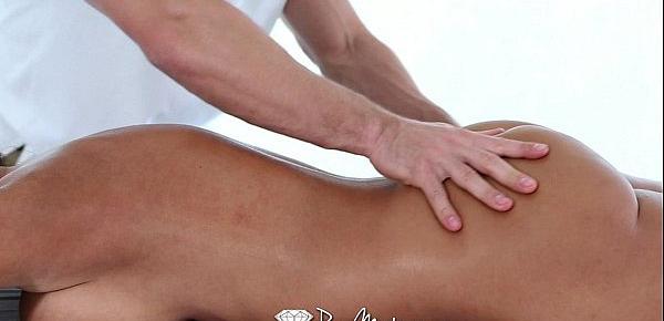  PureMature - Career woman Lisa Ann unwind with sexy massage